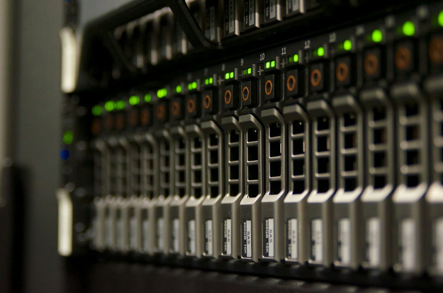 Server-Rack mit leuchtenden grünen Indikatorlichtern.