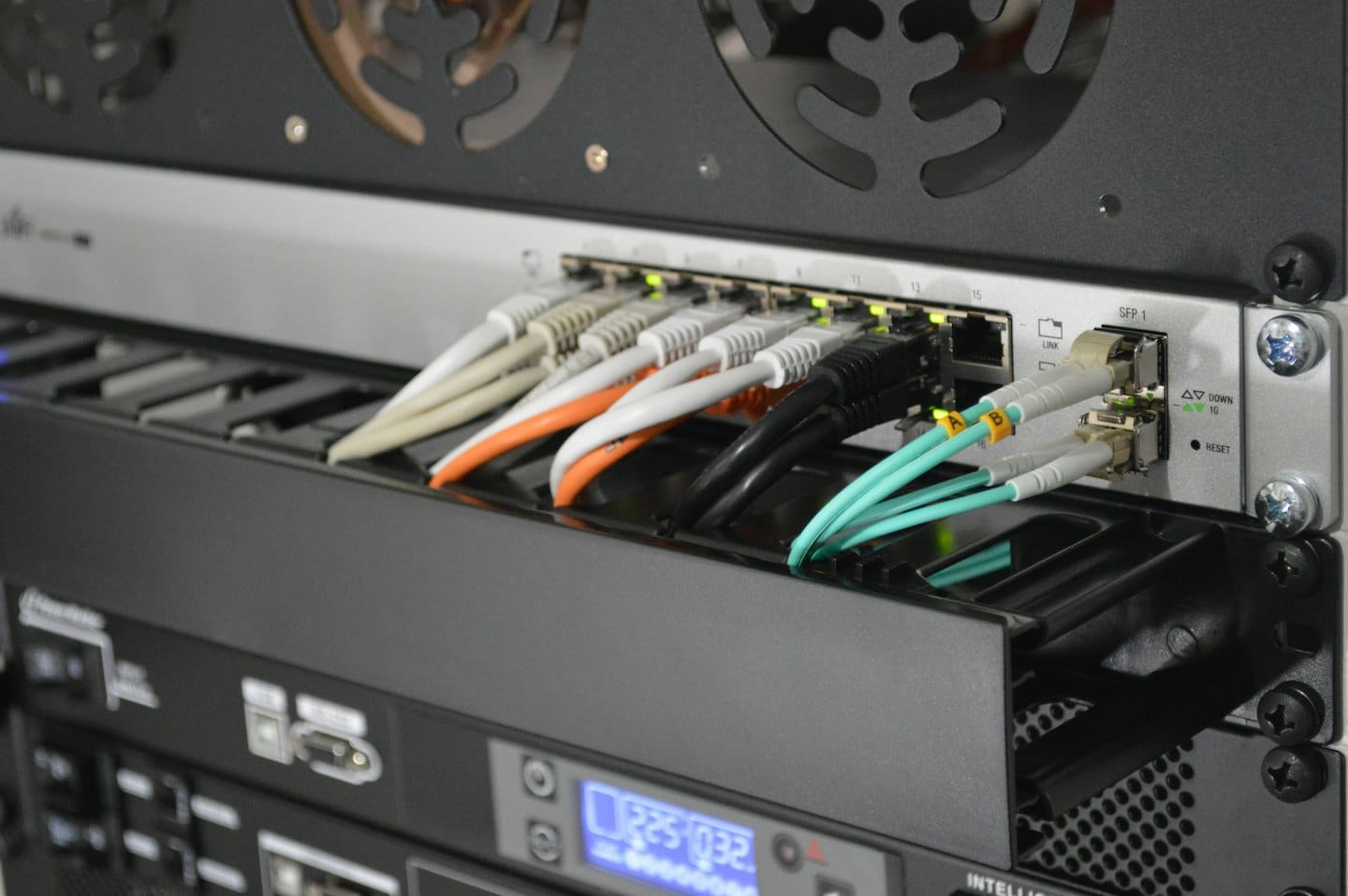Netzwerk-Switch in einem Server-Rack mit vielen eingesteckten Kabeln.